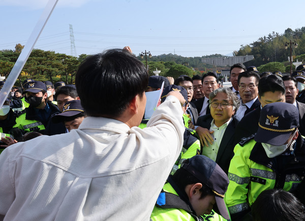 국민의힘 장동혁 대표가 6일 광주 북구 국립5·18민주묘지에서 시민단체의 항의를 받고 있다. 연합뉴스