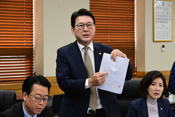 국민의힘 신동욱 의원이 지난달 15일 서울 서초구 대법원에서 열린 전체회의에서 '이재명 대통령의 공직선거법위반 사건에 대한 대법원 전원합의체 관련 서류 제출 요구의 건' 처리에 반발하고 있다. 국회사진기자단