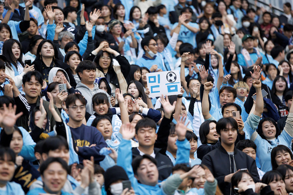 8일 대구iM뱅크파크에서 열린 광주와의 경기서 대구 팬들이 '믿음'이라는 손피켓을 들어보이며 선수들을 응원하고 있다. 프로축구연맹 제공