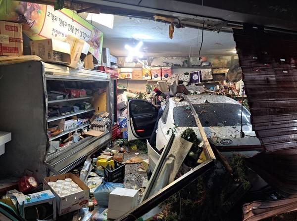 9일 0시 10분쯤 경북 안동시 신안동에서 음주운전 차량이 마트 내부로 돌진하는 사고가 발생했다. 경북소방본부 제공