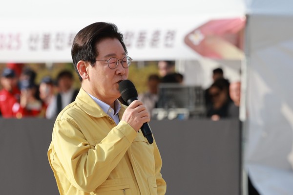 이재명 대통령이 6일 강원도 원주 산림항공본부에서 산불진화 관ㆍ군 합동훈련 참관 후 발언하고 있다. 연합뉴스