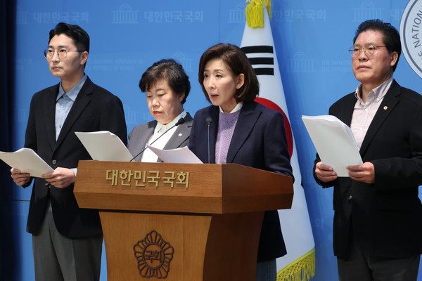 국민의힘 소속 국회 법제사법위원회 의원인 박준태(왼쪽부터)·조배숙·나경원·송석준 의원이 9일 서울 여의도 국회 소통관에서 검찰의 대장동 개발 비리 사건의 항소 포기에 대한 대통령실 개입 등 '윗선 지시' 의혹을 제기하고 있다. 연합뉴스