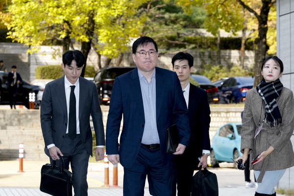 대장동 개발 비리 의혹으로 재판에 넘겨진 유동규 전 성남도시개발공사 기획본부장이 31일 서울 서초구 중앙지법에서 열린 1심 선고공판에 출석하고 있다. 연합뉴스