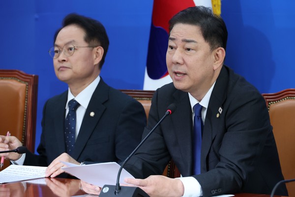 더불어민주당 김병기 원내대표가 9일 서울 여의도 국회에서 국정감사 종합평가와 11월 국회 운영과 관련해 기자간담회를 하고 있다. 연합뉴스