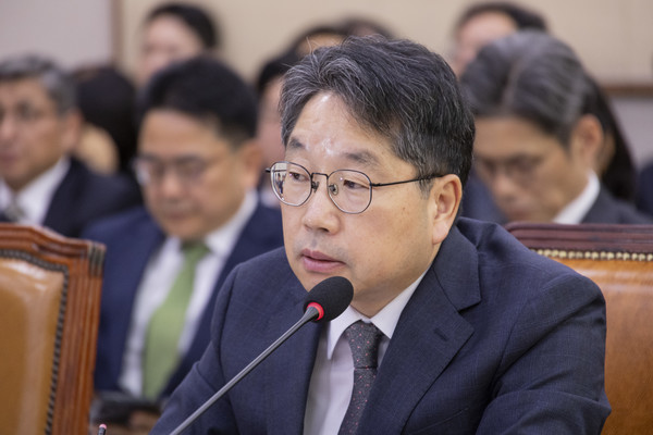 노만석 검찰총장 직무대행이 27일 서울 여의도 국회 법제사법위원회에서 열린 2025년 국정감사에서 의원 질의에 답하고 있다. 연합뉴스