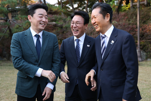 김민석 국무총리가 9일 서울 종로구 총리공관에서 열린 고위당정협의회에서 강훈식 대통령 비서실장, 더불어민주당 정청래 대표와 인사를 나누고 있다. 연합뉴스