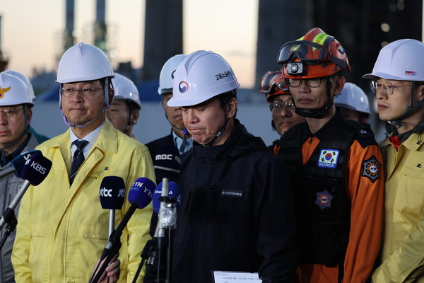 울산화력발전소 보일러 타워 붕괴 사고 나흘째인 9일 오후 김영훈 고용노동부 장관이 현장 브리핑에서 고개를 숙이고 있다. 지난 6일 발생한 이 사고로 매몰된 7명 중 3명의 시신이 수습됐다. 사망 추정 2명, 실종 2명이 아직 매몰돼 있다. 연합뉴스