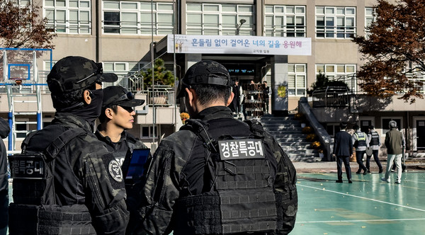 2026학년도 대학수학능력시험을 사흘 앞둔 10일 대구 한 고등학교에 사제 폭탄이 설치됐다는 신고가 접수돼 경찰 특공대가 폭발물 수색을 위해 학교를 살펴보고 있다.  연합뉴스