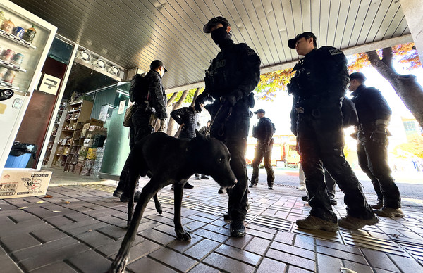 2026학년도 대학수학능력시험을 사흘 앞둔 10일 대구 한 고등학교에 사제 폭탄이 설치됐다는 신고가 접수돼 경찰 특공대가 폭발물 수색을 위해 학교를 살펴보고 있다. 연합뉴스
