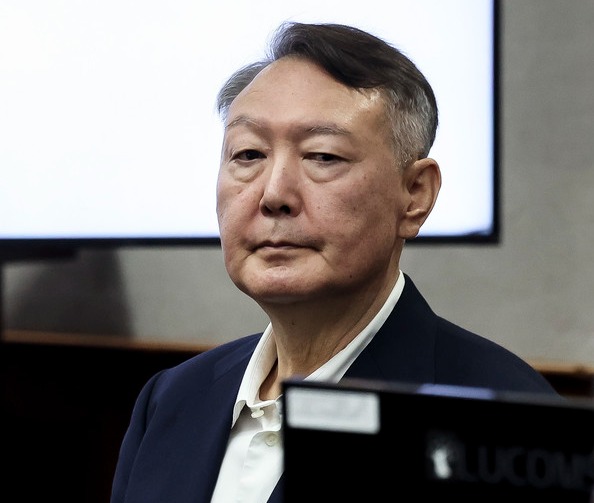 윤석열 전 대통령이 26일 서울 서초구 서울중앙지법에서 열린 특수공무집행방해, 직권남용 권리행사방해 등 혐의 사건 1차 공판에 출석해 있다. 연합뉴스