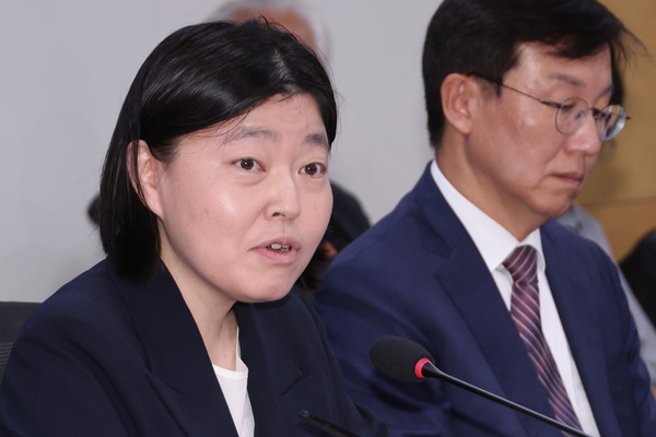 임은정 서울동부지검장이 29일 서울 여의도 국회에서 '검찰개혁의 쟁점은 무언인가 : 국민이 바라는 검찰개혁의 속도와 방향'을 주제로 열린 검찰개혁 긴급 공청회에 참석해 토론하고 있다. 연합뉴스