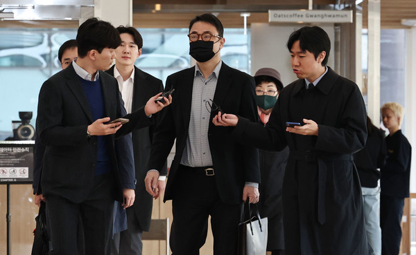 양평 공흥지구 개발 특혜 의혹과 관련해 김건희 여사의 모친 최은순 씨와 오빠 김진우 씨가 11일 서울 광화문 KT빌딩에 마련된 김건희특검 사무실에 피의자 신분으로 재출석하고 있다. 연합뉴스