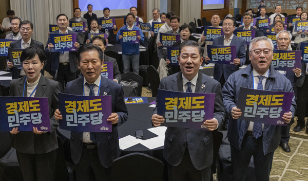 더불어민주당 정청래 대표와 김병기 원내대표, 전현희 최고위원을 비롯한 당직자와 지역위원장들이 11일 경기도 광주시 곤지암리조트에서 열린 2025년도 민주당 전국 지역위원장 워크숍에서 구호를 외치고 있다.  연합뉴스