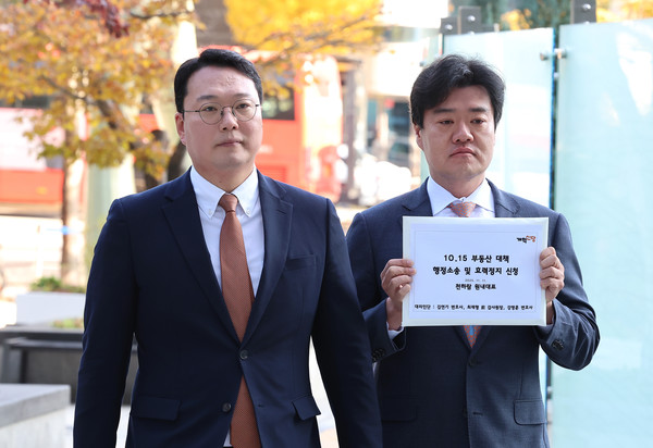 개혁신당 천하람 원내대표가 10.15 부동산 대책 행정소송 및 효력정지 신청을 위해 11일 서울 서초구 서울행정법원을 방문하고 있다.  연합뉴스