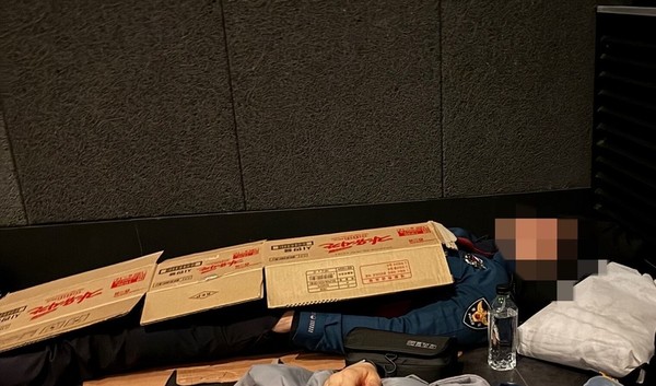 APEC에 동원된 한 경찰관이 박스를 덮고 쪽잠을 취하고 있다. 전국경찰직장협의회 제공