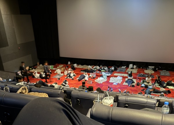 APEC에 동원된 경찰관들이 영화관에서 대기하고 있다. 전국경찰직장협의회 제공