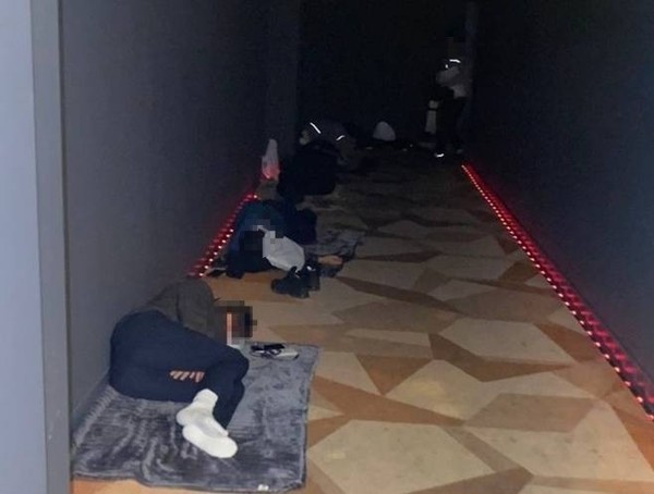 경찰관들이 영화관 복도에서 잠을 자고 있다. 전국경찰직장협의회 제공