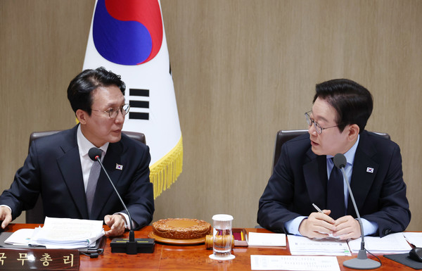이재명 대통령과 김민석 국무총리가 11일 용산 대통령실에서 열린 국무회의에서 회의 공개 범위에 대해 조율하고 있다. 연합뉴스