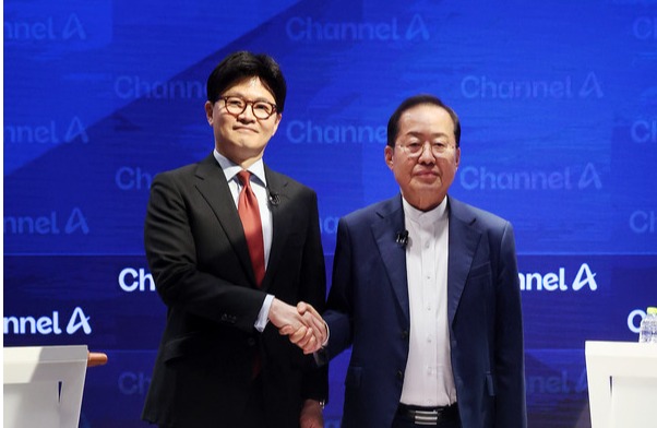 25일 종로 동아미디어센터 채널A 오픈스튜디오에서 국민의힘 대선 2차 경선 진출자인 한동훈, 홍준표 후보가 토론 전 악수를 하고 있다. 연합뉴스