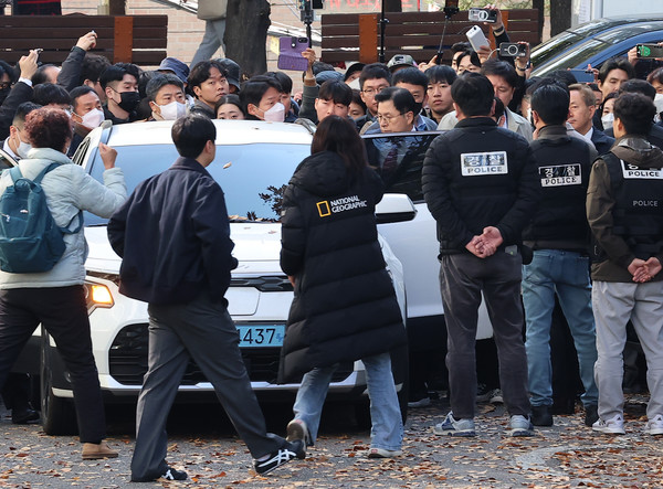 12·3 비상계엄 관련 내란·외환 의혹을 수사하는 조은석 특별검사팀이 황교안 전 국무총리를 체포한 가운데 12일 서울 용산구 자택에서 황 전 총리가 차량에 오르고 있다. 연합뉴스