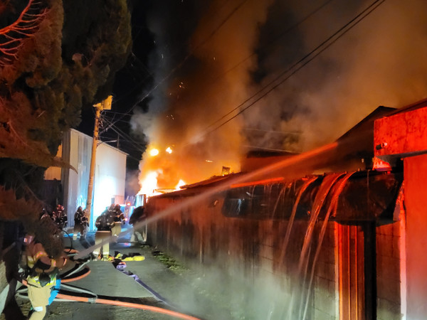 12시 오전 0시 45분쯤 경북 경산시 압량읍의 한 섬유 제조 공장에서 원인을 알 수 없는 불이 났다. 경북소방본부 제공