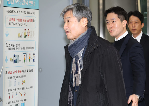 국가정보원법 위반, 직무유기, 위증 등의 혐의를 받는 조태용 전 국가정보원장이 11일 구속 전 피의자 심문(영장실질심사)을 받기 위해 서울 서초구 서울중앙지방법원에 들어서고 있다. 연합뉴스