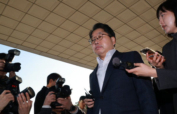 노만석 검찰총장 직무대행이 12일 서울 서초구 대검찰청으로 출근하고 있다.  연합뉴스