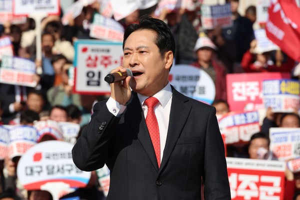 국민의힘 장동혁 대표가 12일 서울 여의도 국회 본청 앞에서 열린 "대장동 일당 7400억 국고 환수 촉구 및 검찰 항소 포기 외압 규탄대회"에서 발언하고 있다. 연합뉴스