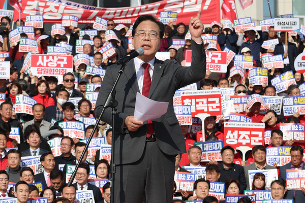 국민의힘 송언석 원내대표가 12일 서울 여의도 국회 본청 앞에서 열린 "대장동 일당 7400억 국고 환수 촉구 및 검찰 항소 포기 외압 규탄대회"에서 발언하고 있다. 연합뉴스