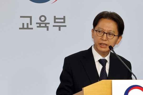 김창원 수능 출제위원장이 13일 정부세종청사 교육부 브리핑실에서 2026학년도 대학수학능력시험 출제방향에 관해 설명하고 있다. 연합뉴스