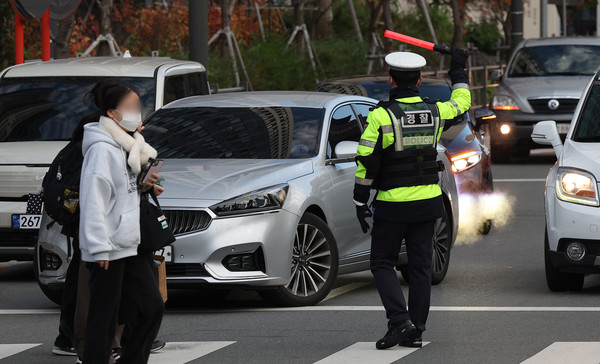 2026학년도 대학수학능력시험(수능)일인 13일 대구 수성구 대구여자고등학교 수능 시험장 앞에 교통경찰이 배치돼 있다. 연합뉴스