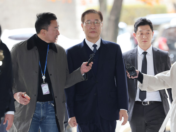 내란 중요임무 종사 및 직권남용 권리행사 방해 혐의로 구속영장이 청구된 박성재 전 법무부 장관이 13일 서울 서초구 서울중앙지법에서 열린 구속 전 피의자 심문(영장실질심사)에 출석하기 위해 법정으로 향하고 있다.  연합뉴스