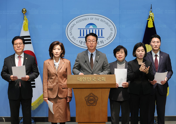 국회 법제사법위원회 소속 국민의힘 의원들이 13일 서울 여의도 국회 소통관에서 최근 대장동 사건 재판에 대한 검찰의 항소 포기와 관련해 형사소송법 개정안 발의 기자회견을 하고 있다.  연합뉴스