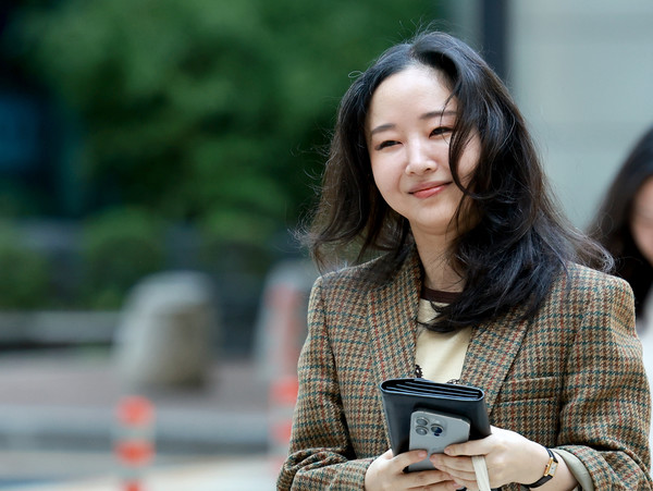 민희진 전 어도어 대표가 11일 서울 서초구 중앙지방법원에서 열린 하이브와의 주식 매매대금 청구 및 주주 간 계약 해지 확인 소송에 증인으로 출석하고 있다. 연합뉴스