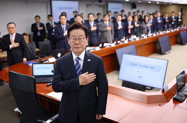 이재명 대통령이 13일 용산 대통령실에서 열린 수석보좌관회의에서 국기에 경례하고 있다. 연합뉴스