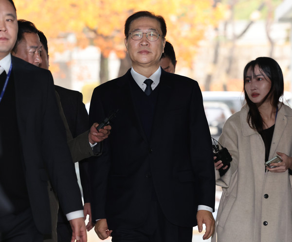 내란 중요임무 종사 및 직권남용 권리행사 방해 혐의로 구속영장이 청구된 박성재 전 법무부 장관이 13일 서울 서초구 서울중앙지법에서 열린 구속 전 피의자 심문(영장실질심사)에 출석하기 위해 법정으로 향하고 있다. 연합뉴스