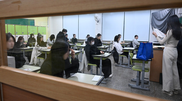 2026학년도 대학수학능력시험일인 13일 오전 서울 광진구 광남고등학교에서 수험생들이 시험 시작을 기다리고 있다. 연합뉴스