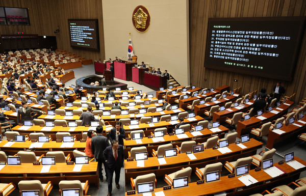 13일 국회 본회의에서 국토교통위원회 소관 법안 처리를 앞두고 국민의힘 의원들이 김윤덕 국토교통부 장관의 회의 불참을 문제 삼으며 퇴장하고 있다. 연합뉴스