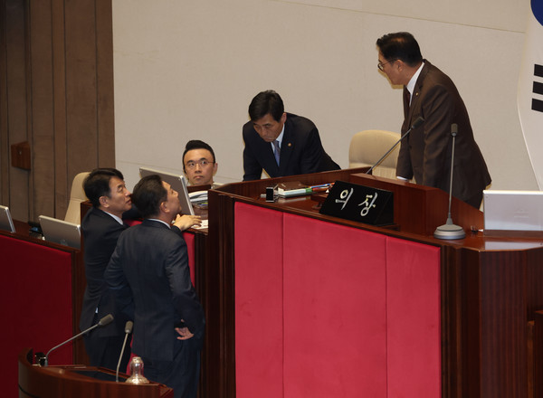 13일 국회 본회의에서 국토교통위원회 소관 법안 처리를 앞두고 국민의힘 의원들이 김윤덕 국토교통부 장관의 회의 불참을 문제 삼으며 퇴장한 가운데 우원식 국회의장이 더불어민주당 김병기 원내대표, 문진석 원내수석부대표를 불러 대화를 나누고 있다. 연합뉴스