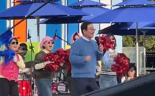 지난 6일 열린 KBS '전국노래자랑' 광주 북구편에서 문안 광주 북구청장이 여성 간부 공무원들과 노래를 부르고 있다. 연합뉴스