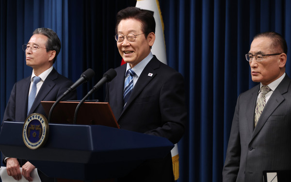 이재명 대통령이 14일 서울 용산 대통령실 기자회견장에서 한미 팩트시트 타결과 관련해 발표를 마친 뒤 취재진 질문에 답하고 있다. 연합뉴스