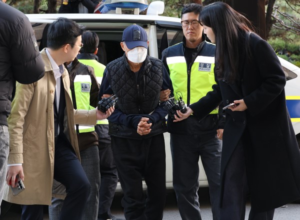 전통시장에서 돌진 사고를 내 2명을 숨지게 하고 19명을 다치게 한 60대 트럭 운전자가 15일 오후 구속 전 피의자 심문(영장실질심사)이 열리는 인천지법에 들어서고 있다. 연합뉴스