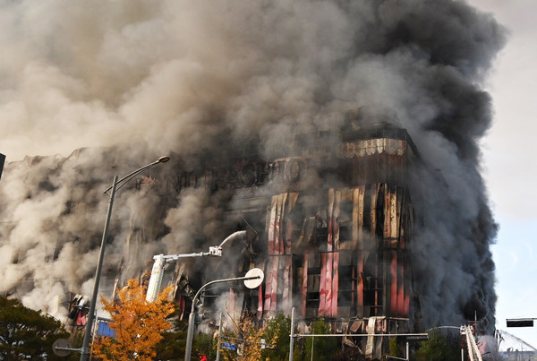 15일 오전 충남 천안시 동남구 풍세면 이랜드패션 물류센터에서 불이 나 검은 연기가 치솟고 있다. 충남도 제공