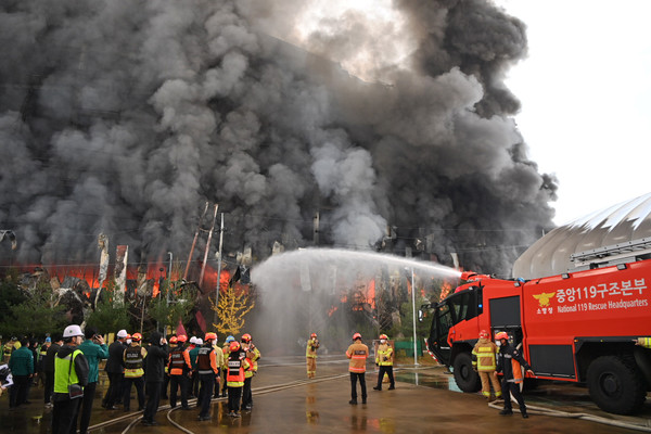 15일 오전 충남 천안시 동남구 풍세면 이랜드패션 물류센터에서 불이 나 출동한 소방대원들이 화재를 진압하고 있다. 충남도 제공