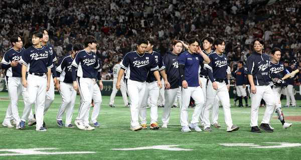 15일 일본 도쿄돔에서 열린 2025 K베이스볼 시리즈 대한민국과 일본의 평가전. 11-4로 패한 대한민국 야구팀 선수들이 관중을 향해 인사한 후그라운드를 나서고 있다. 연합뉴스