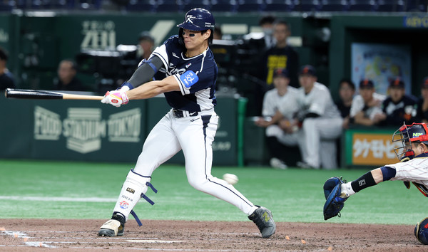 15일 일본 도쿄돔에서 열린 2025 K베이스볼 시리즈 대한민국과 일본의 평가전. 6회초 1사 1루 상황에서 송성문이 삼진아웃을 당하고 있다. 연합뉴스