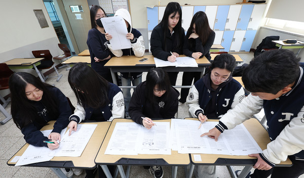 2026학년도 대학수학능력시험(수능) 다음날인 14일 대구 수성구 정화여자고등학교 3학년 교실에서 수험생들이 가채점하고 있다.