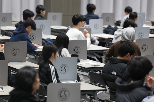 16일 2026학년도 대입 수시모집 논술시험이 열린 서울 종로구 성균관대학교에서 수험생들이 시험 시작을 기다리고 있다.