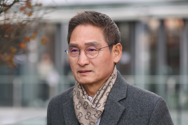 건진법사 관봉권 띠지 분실 의혹과 쿠팡 퇴직금 불기소 외압 의혹 수사를 맡게 된 안권섭 상설특별검사가 17일 서울 여의도 사무실에서 나오고 있다. 연합뉴스