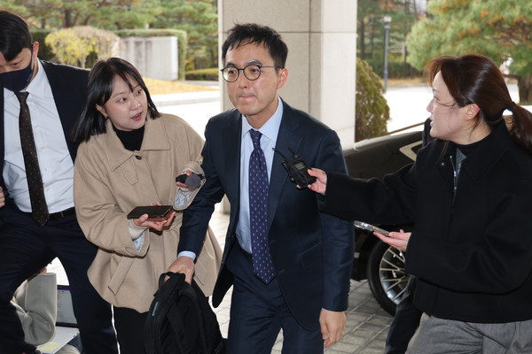 구자현 신임 대검찰청 차장검사가 17일 서울 서초구 대검찰청으로 첫 출근하며 취재진의 질문을 받고 있다. 연합뉴스